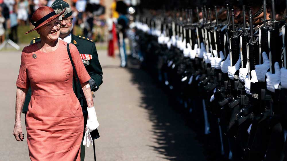 La reine Margrethe de Danemark offre une montre à son meilleur officier