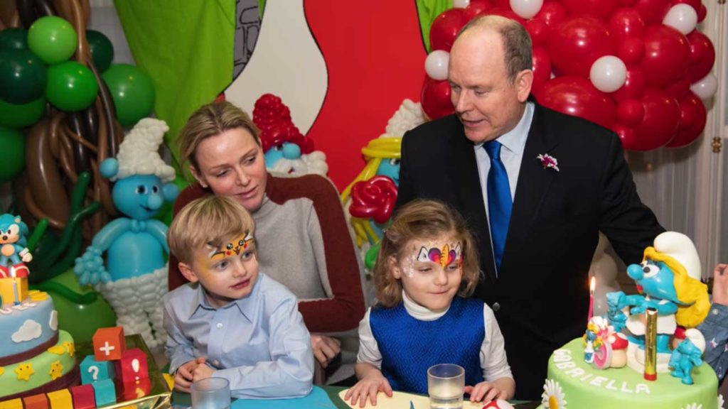Jacques Et Gabriella Invitent Leurs Camarades De Classe A Leur Anniversaire Sur Le Theme Des Schtroumpfs