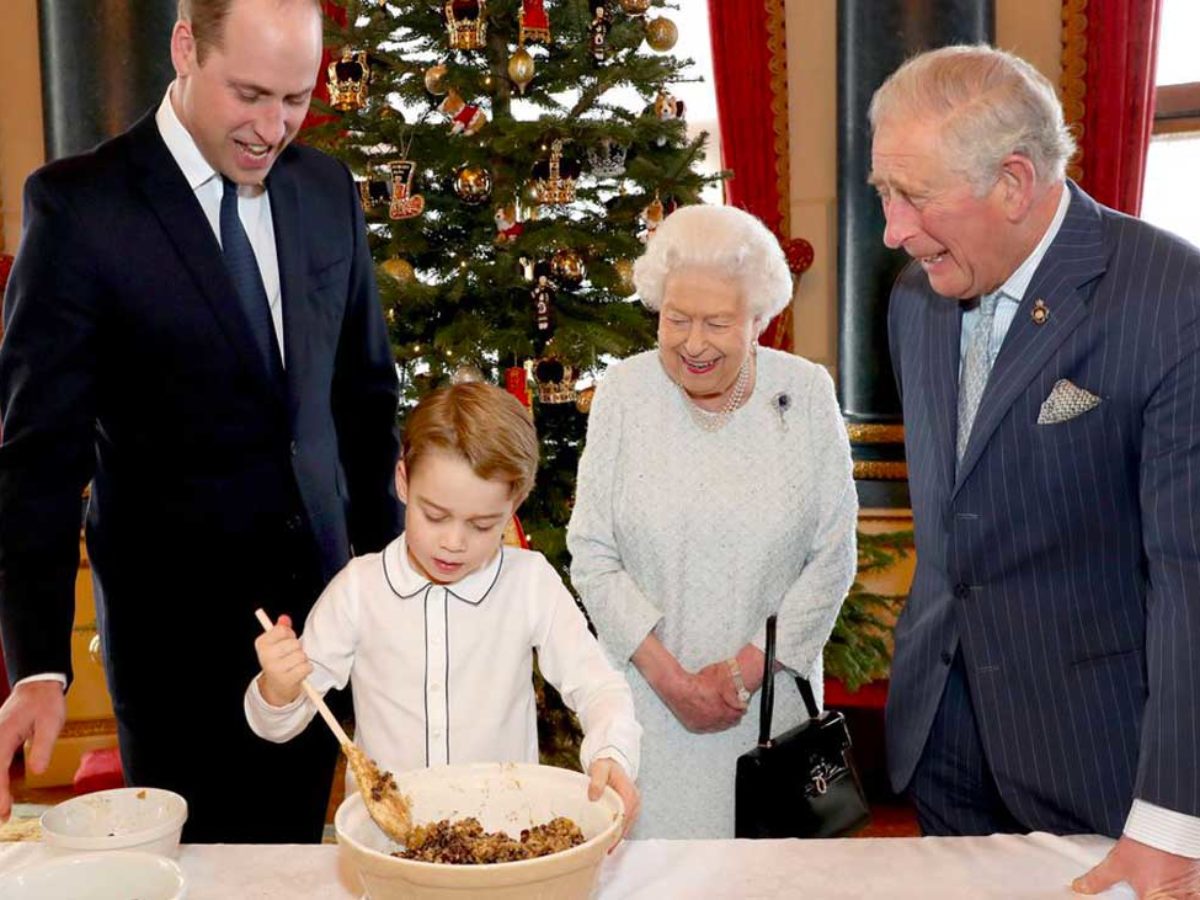 La Reine Elizabeth Et Ses 3 Generations D Heritiers Preparent Des Gateaux De Noel