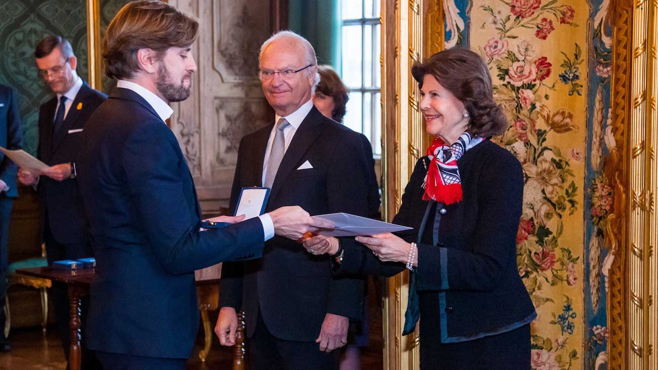 Le roi de Suède remet les médailles de Sa Majesté le Roi et les