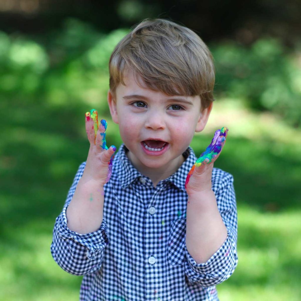 Louis de Cambridge a 2 ans ! Nouvelles photos du prince canaille et créatif pour son anniversaire