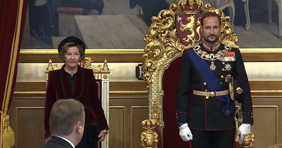 Haakon De Norv ge Assis Sur Le Tr ne Pour La Premi re Fois Pour Ouvrir haakon-de-norv-ge-assis-sur-le-tr-ne-pour-la-premi-re-fois-pour-ouvrir