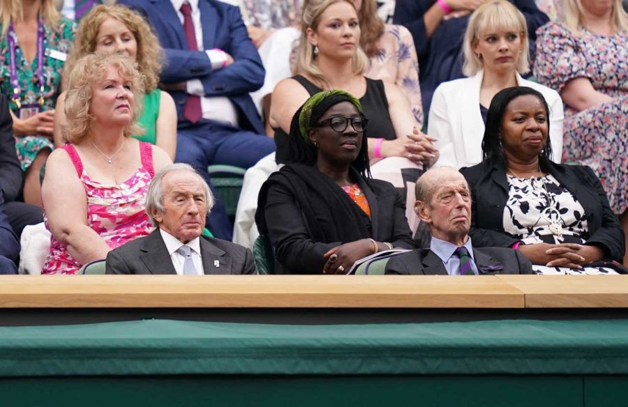 Le duc de Kent se lève à Wimbledon pour saluer celle à l'origine du vaccin d'AstraZeneca