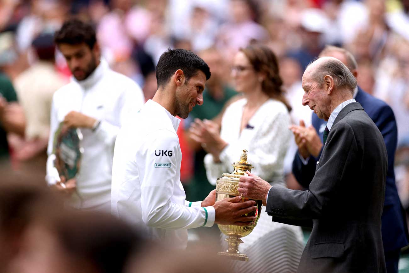 Novak Djokovic - 7 - Page 16 Photos-duc-de-kent-remet-trophee-wimbledon