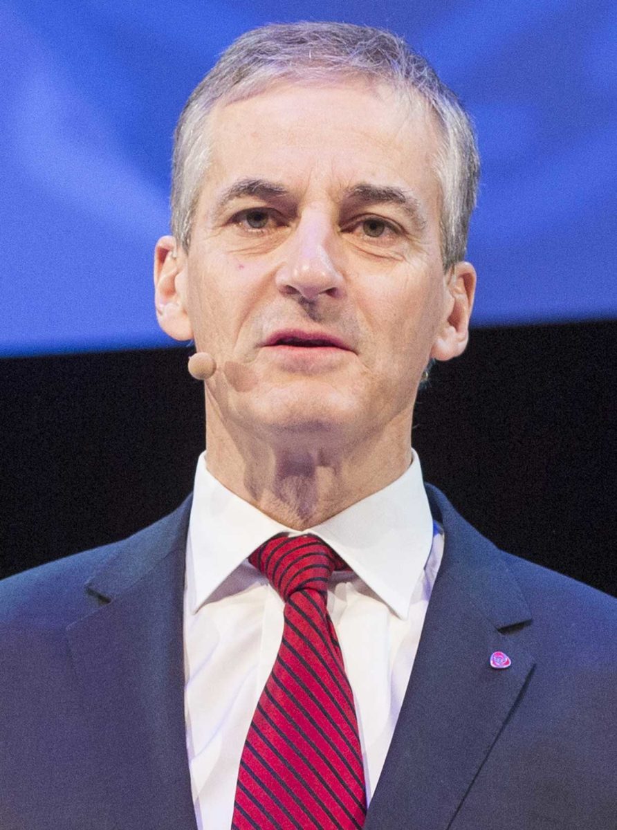 Le roi Harald V témoin de la passation de pouvoir au nouveau Premier ministre Jonas Gahr Støre