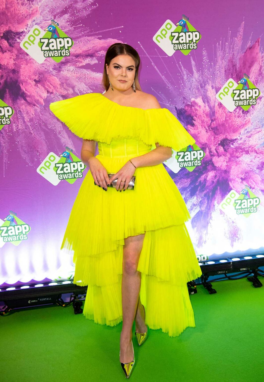 La comtesse Eloise d'OrangeNassau loue une robe H&M jaune fluo pour