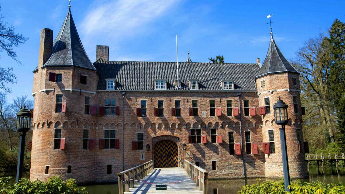 Le Château fort au Moyen-Age Quatre Fleuves occasion Revaltoys