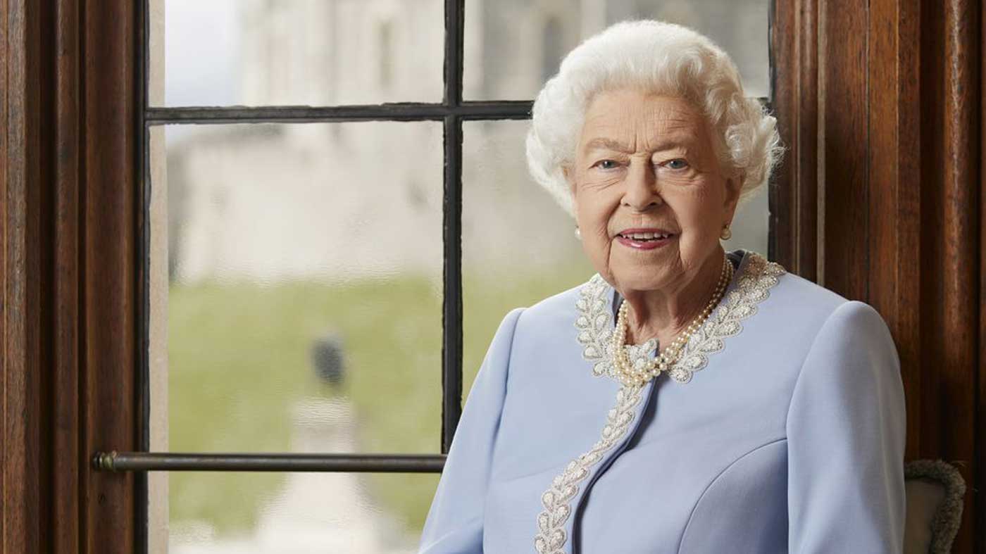 Reine Elizabeth II, retour sur ses trois looks et ses broches du Jubilé de platine