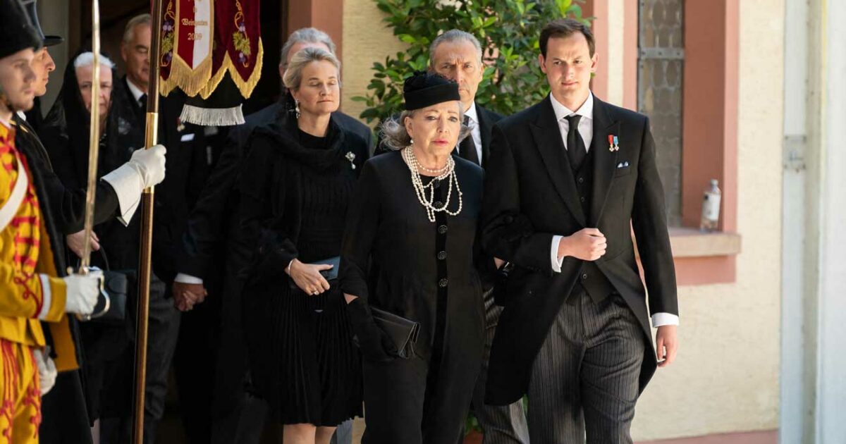 Le nouveau duc de Wurtemberg fait ses adieux à son grandpère au bras de la princesse Diane d Le nouveau duc de Wurtemberg fait ses adieux à son grandpère au bras de la princesse Diane d