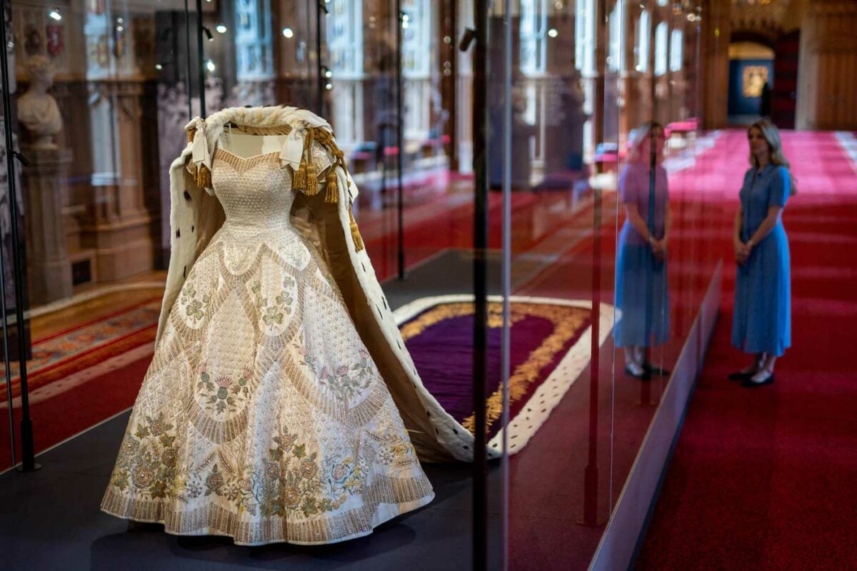 La robe de couronnement de la reine Elizabeth II exposée à Windsor