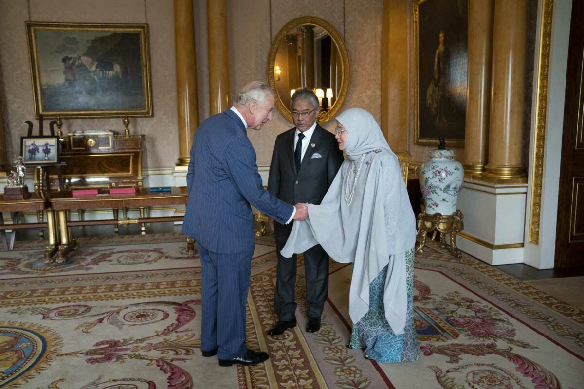 Le roi Charles III retrouve le roi et la reine de Malaisie à Buckingham
