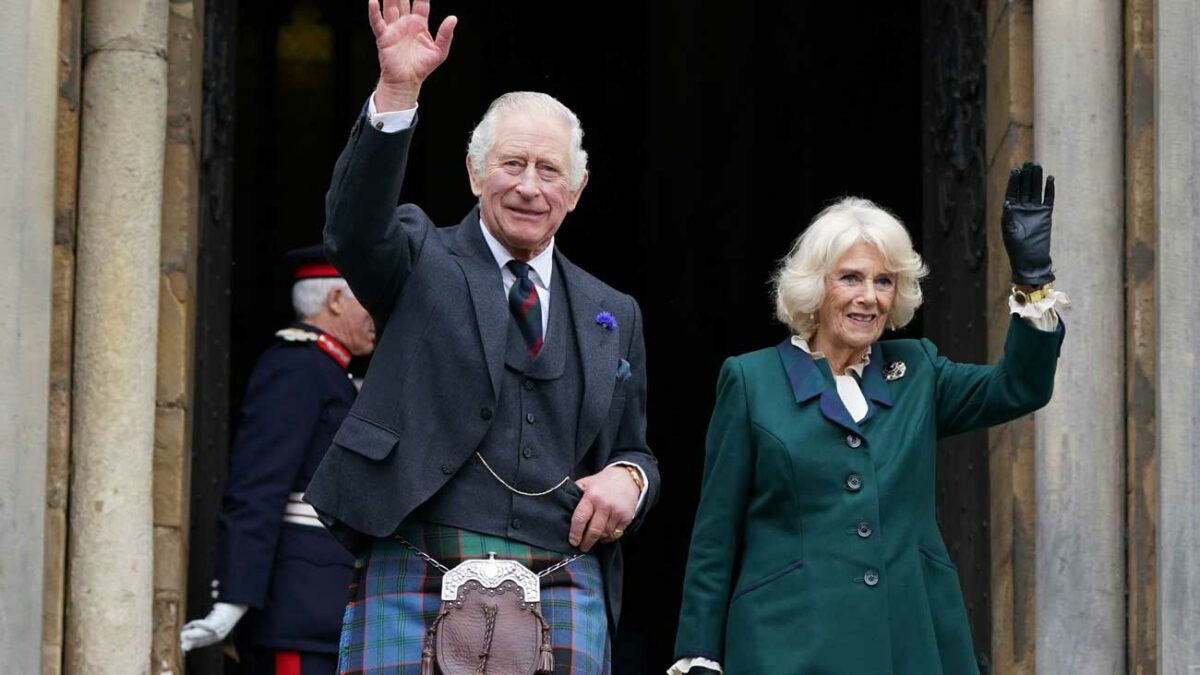 La Fin Du Roi 3 Lettres Première sortie du roi Charles III et de la reine Camilla à Dunfermline  pour lui accorder le statut de cité