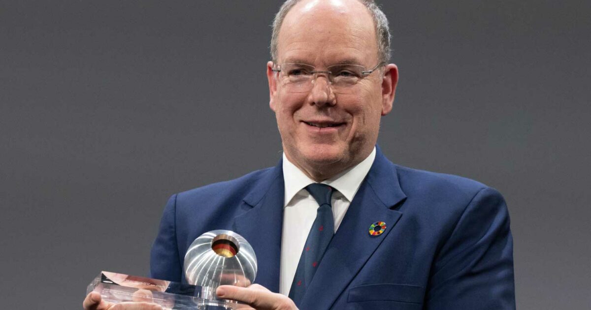 Le prince Albert II de Monaco reçoit le prix allemand du Développement