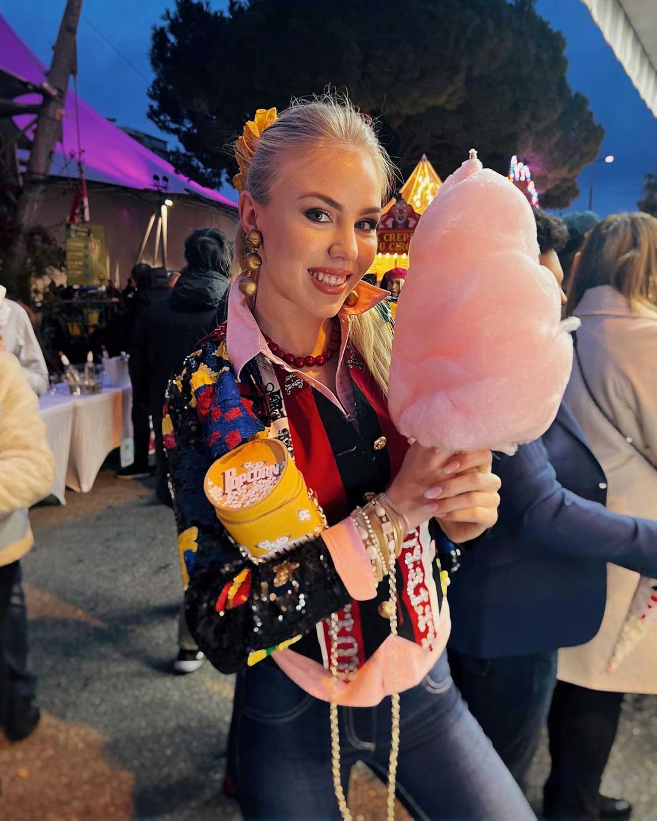 Instagram Sensation: Carolina Samani'S World - tchjfd1