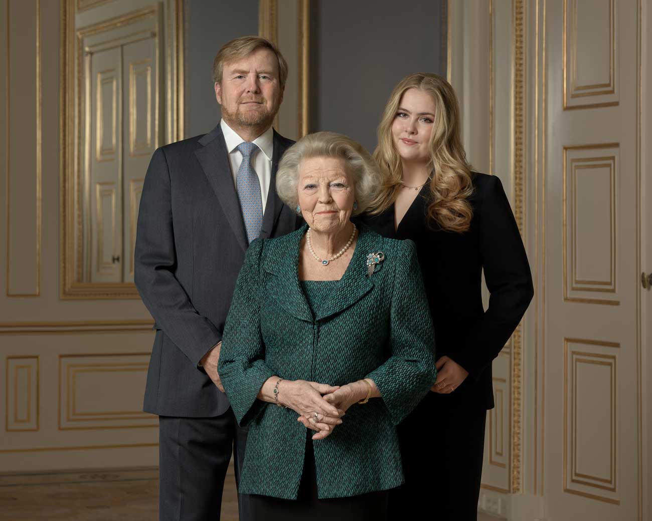 L ancienne Reine Le Roi Et La Future Reine Des Pays Bas Posent L ancienne Reine Le Roi Et La Future Reine Des Pays Bas Posent