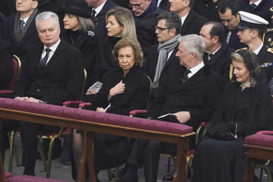 Sofia Mathilde Les princesses Clotilde et Vittoria de Savoie aux funérailles de Benoît ...