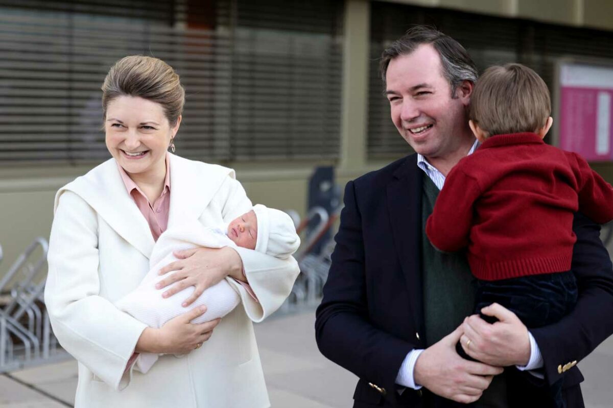 Le prince François quitte la maternité avec Guillaume, Stéphanie et