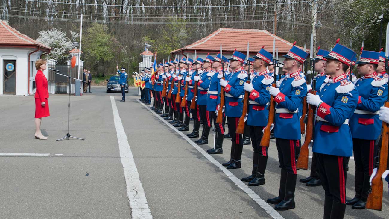 photo-margareta-de-roumanie-visite-inspection-generale-gendarmerie-roumaine-1.jpg