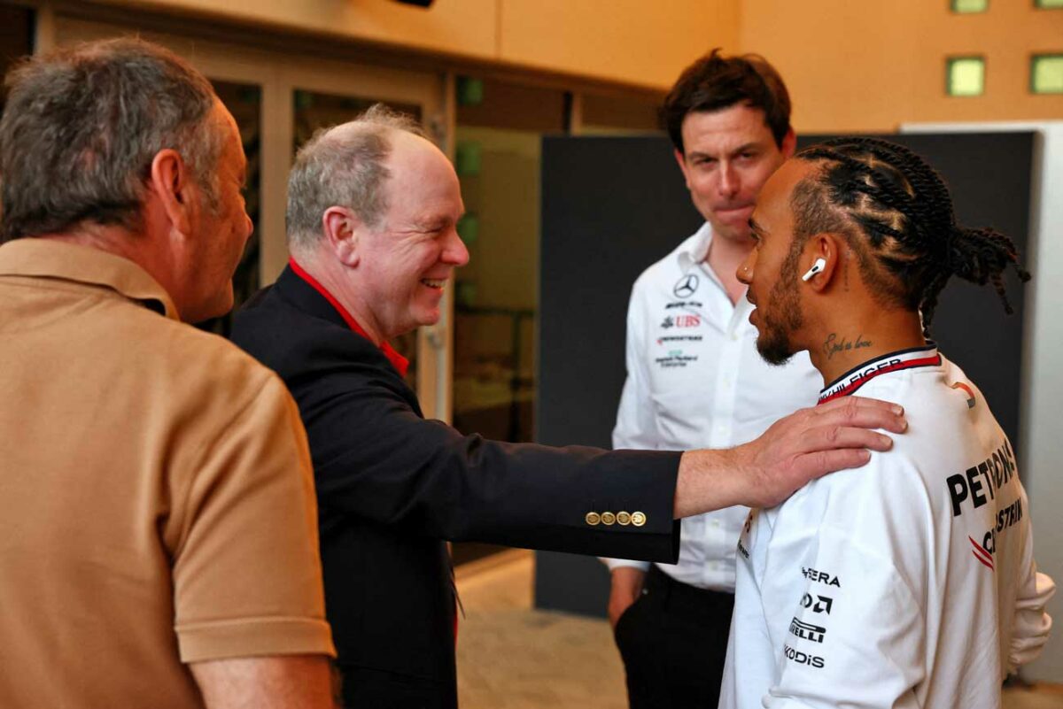Le prince Albert II rencontre Lewis Hamilton au Grand Prix de Bahreïn