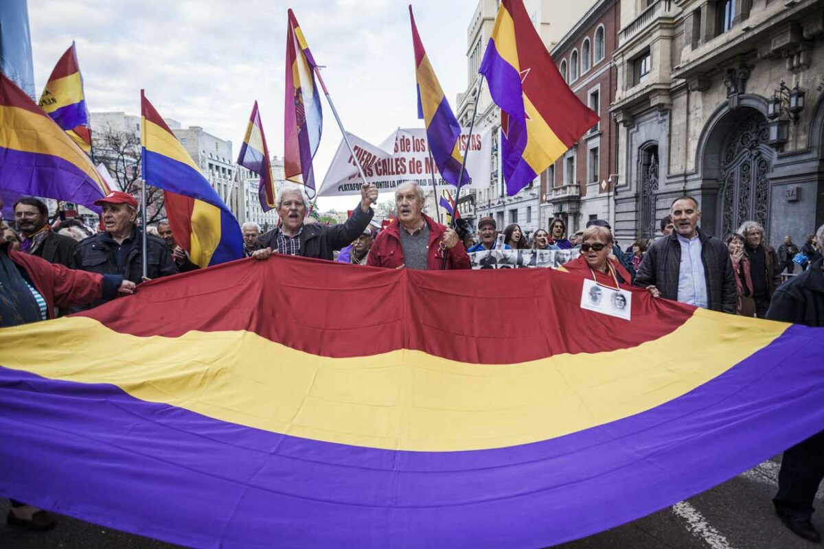 AZ FLAG - Drapeau Espagnol Républicain Brigades Internationales - 150x90 Cm - Drapeau Espagne