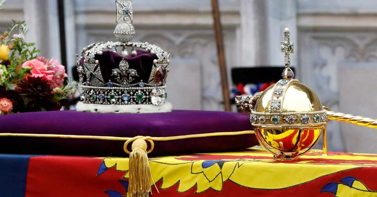 Des Regalias Les regalia utilisés au couronnement de Charles III : des sceptres, des ...