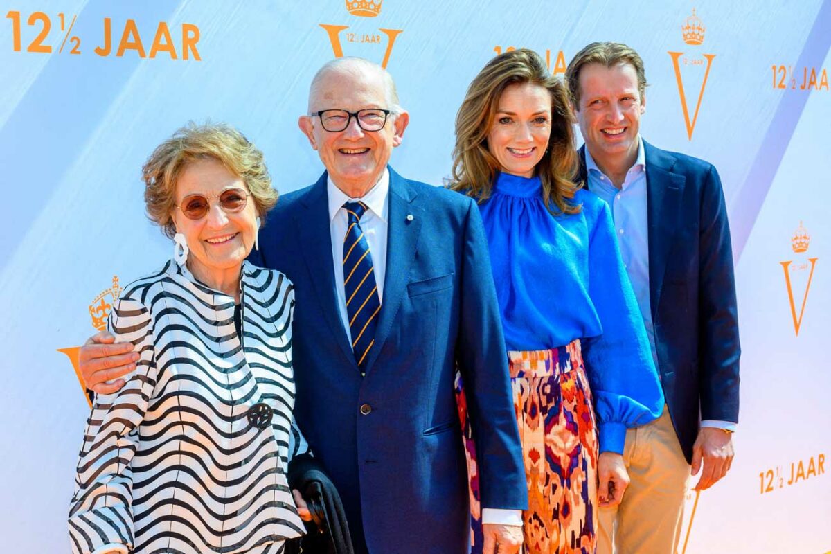 Les princes et princesses d'Orange-Nassau assistent à une comédie