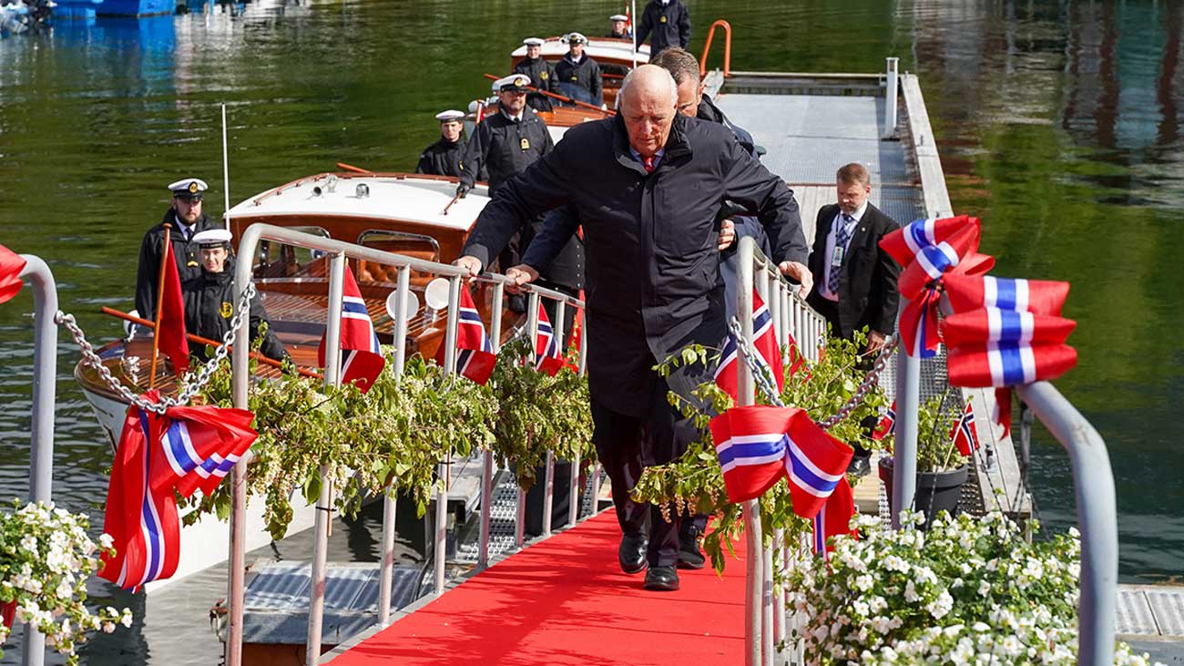Kong Harald Og Dronning Sonja Fortsetter Ferden Langs Helgelandskysten 