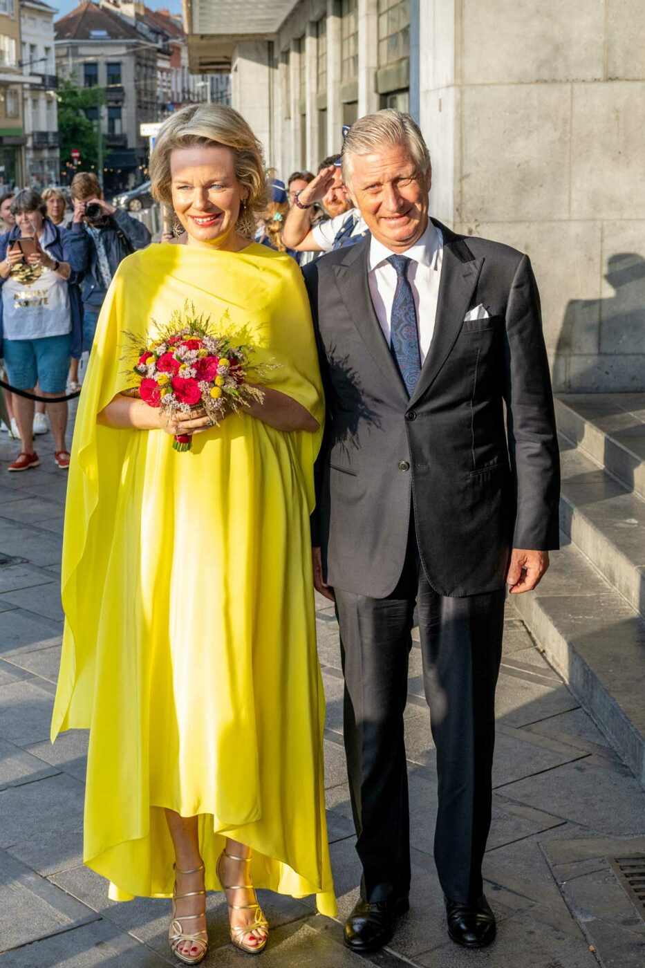 La Reine Mathilde Porte Deux Tenues Jaunes Et Belges En Pr lude La 