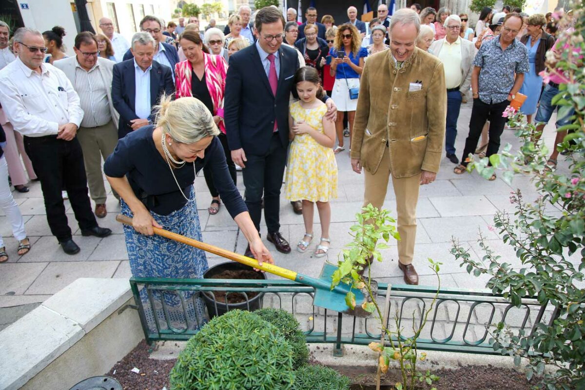 La comtesse de Paris baptise la rose de Dreux à son nom