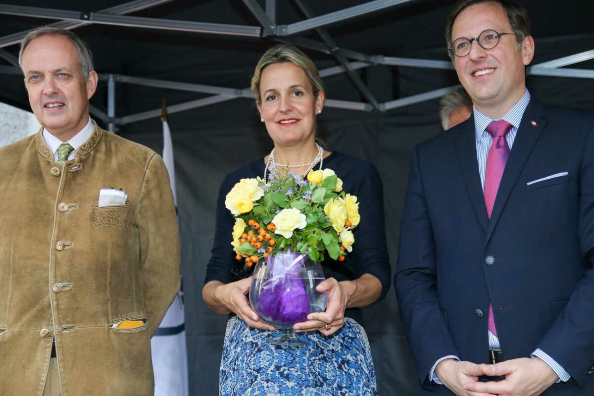 La comtesse de Paris baptise la rose de Dreux à son nom