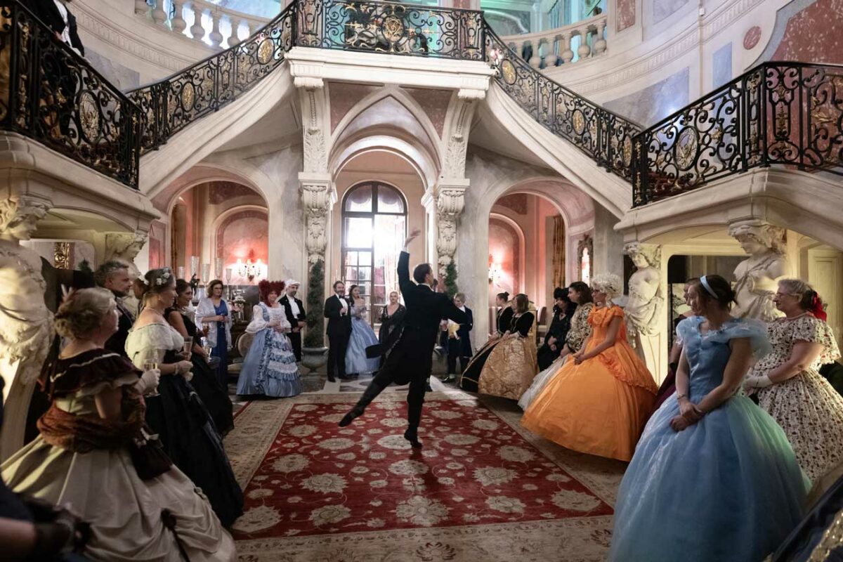 Les Robes Crinoline Virevoltent Au Bal Imp rial Du Ch teau Des R ves les-robes-crinoline-virevoltent-au-bal-imp-rial-du-ch-teau-des-r-ves
