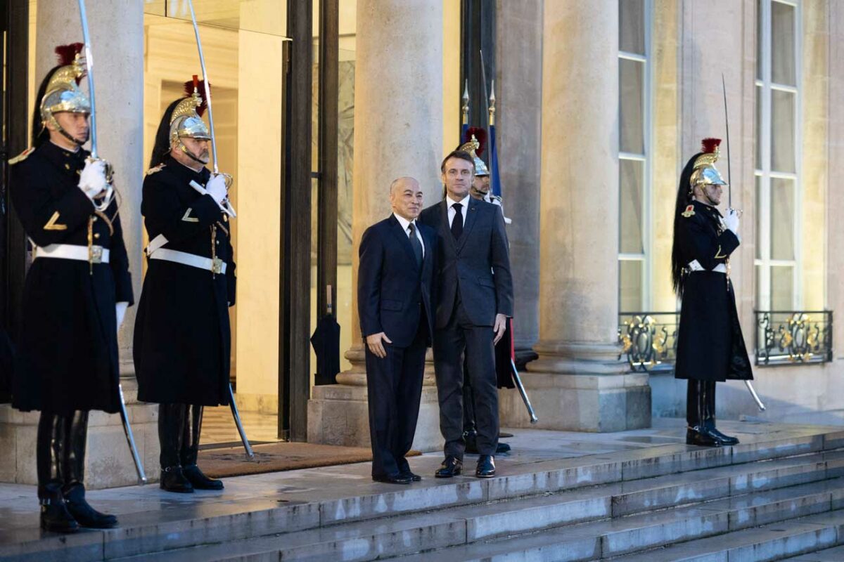 Le roi Norodom Sihamoni accueilli à l'Élysée par Emmanuel Macron pour ...