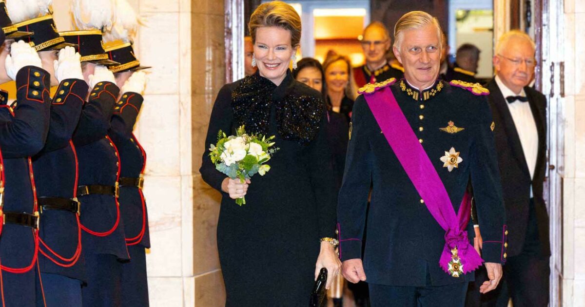 Le roi Philippe en uniforme d'apparat et la reine Mathilde en Armani au ...