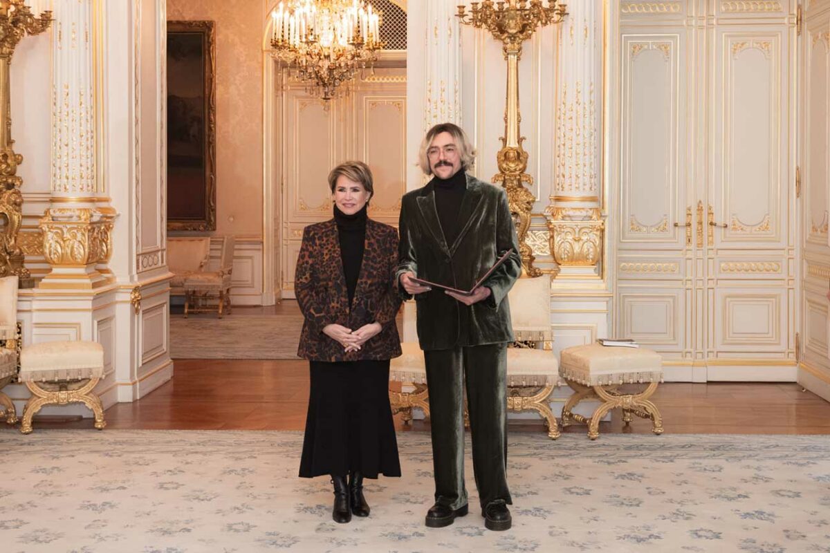 La grande-duchesse Maria Teresa récompense l'artiste Julien Hübsch du