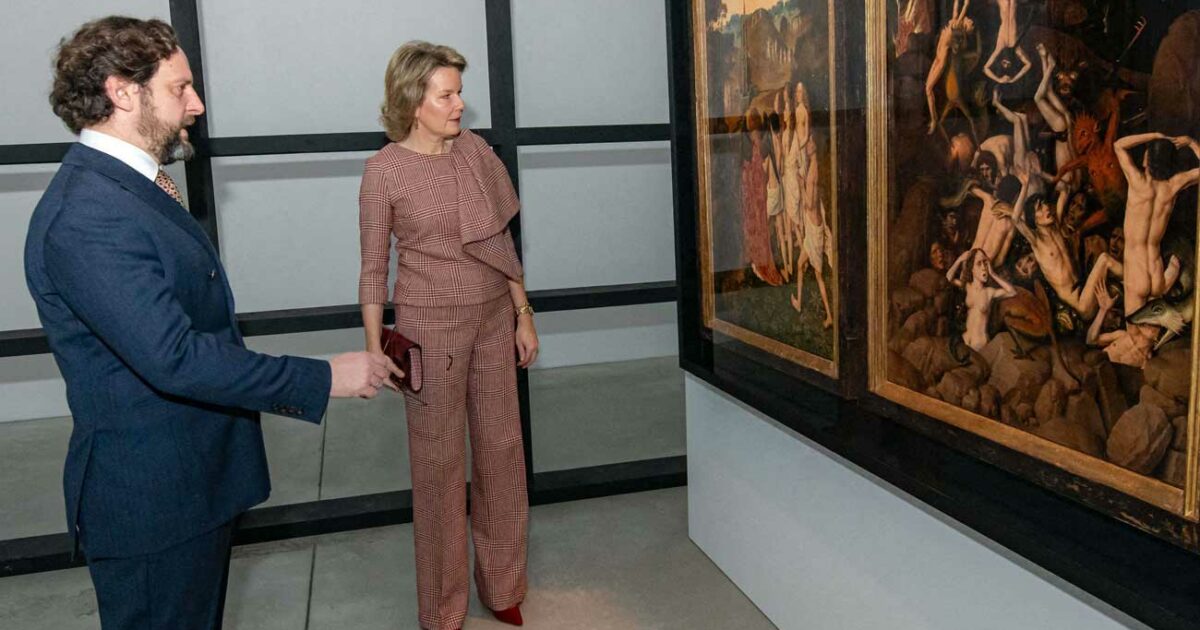 La reine Mathilde admire les tableaux de Dieric Bouts à Louvain