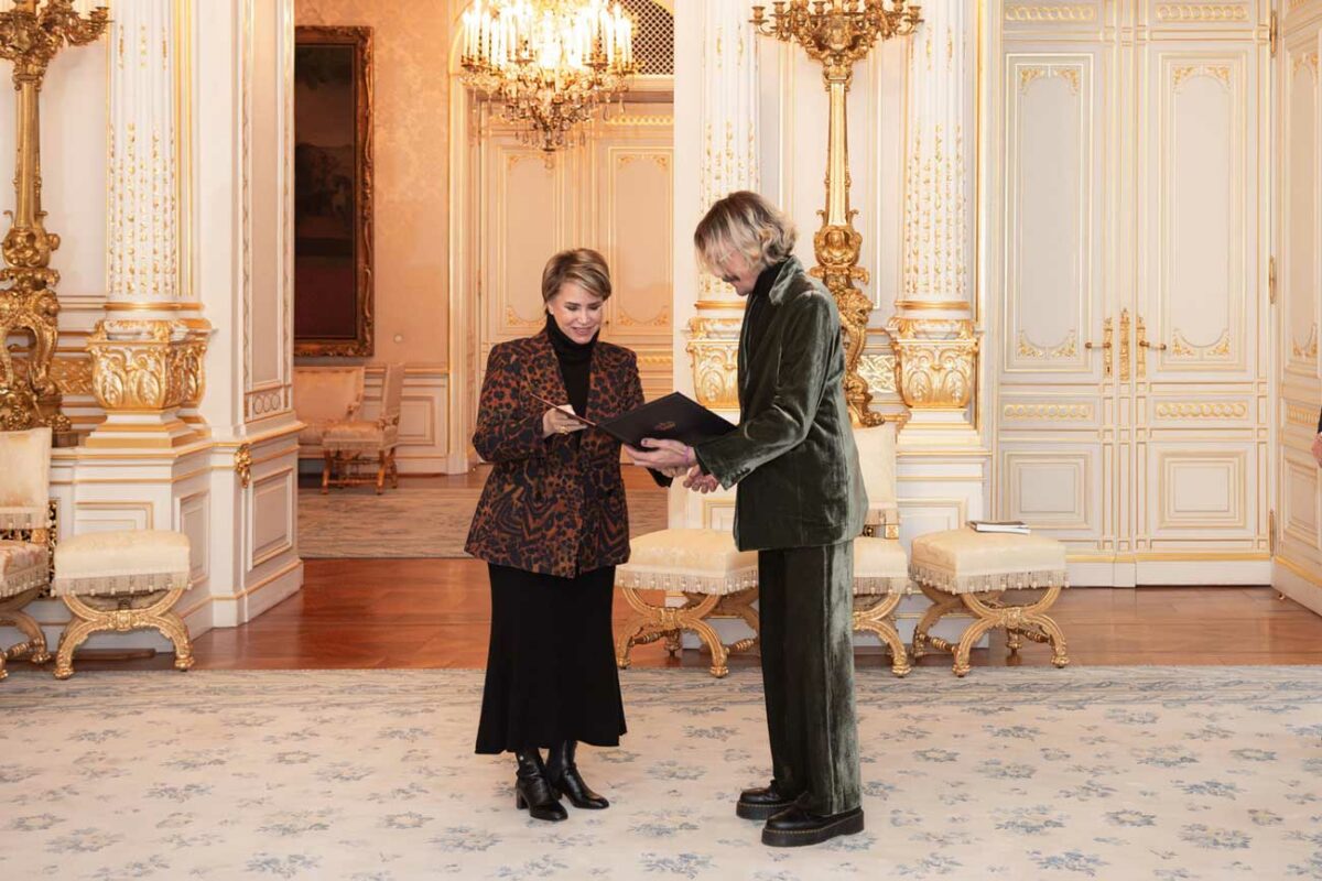 La grande-duchesse Maria Teresa récompense l'artiste Julien Hübsch du