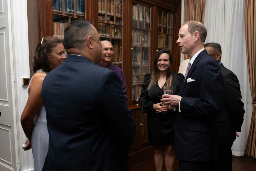 Le prince Edward rencontre une tortue presque bicentenaire sur l'île de