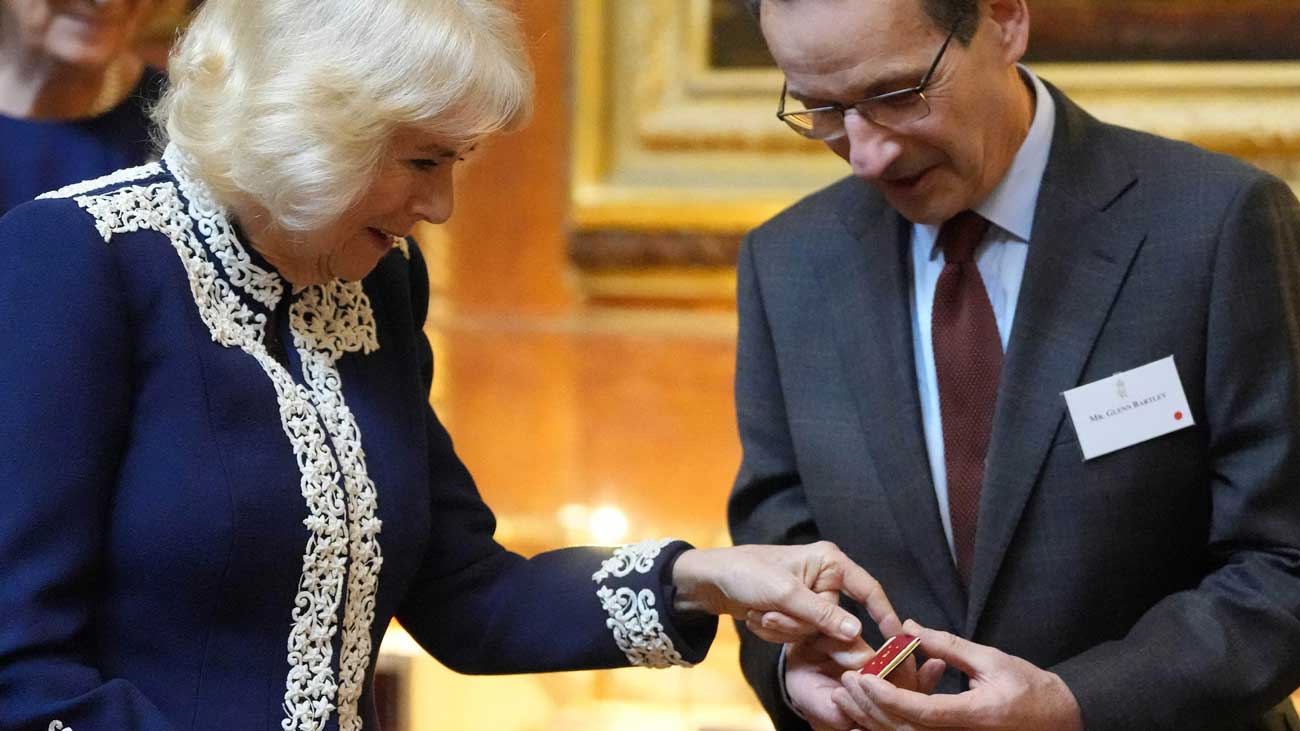 La reine Camilla offre son livre miniature pour le centenaire de la