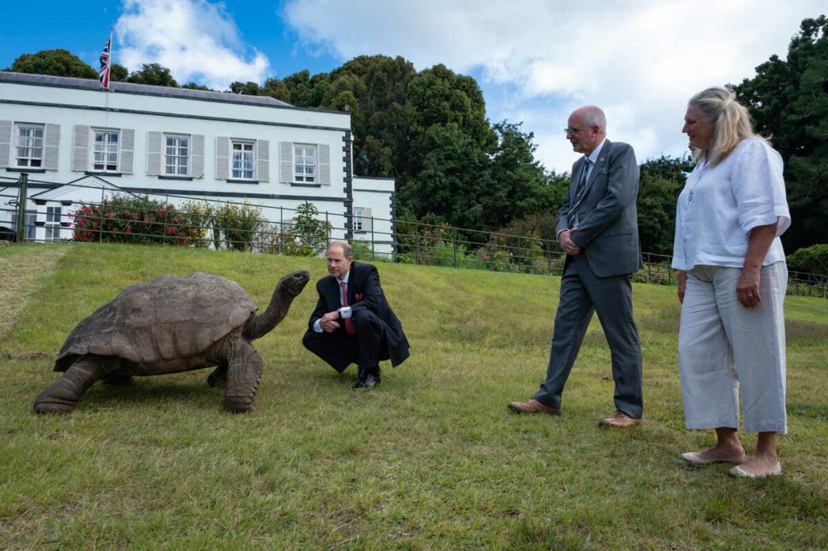 Le prince Edward rencontre une tortue presque bicentenaire sur l'île de