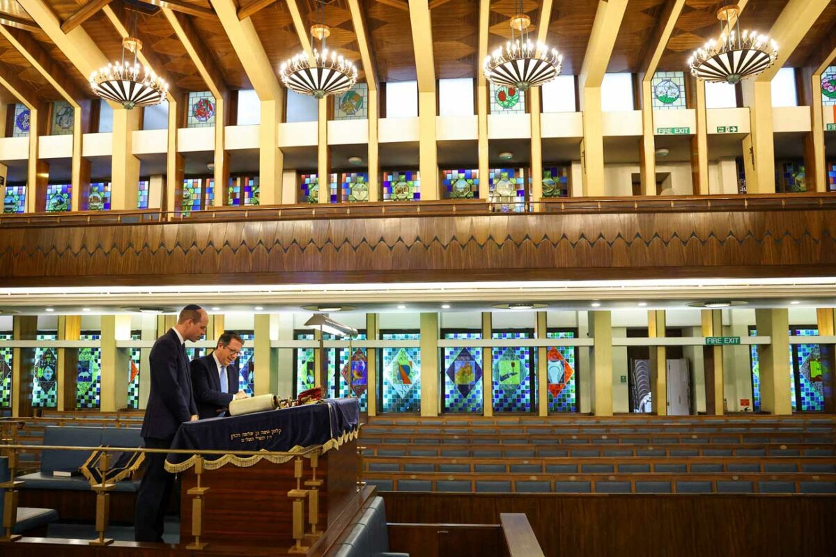 Montée de l'antisémitisme Le prince de Galles visite une synagogue