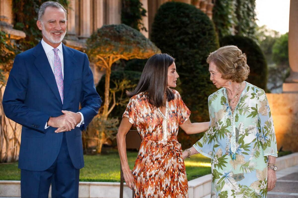 La reine Sofia tendre envers la reine Letizia lors de la réception des