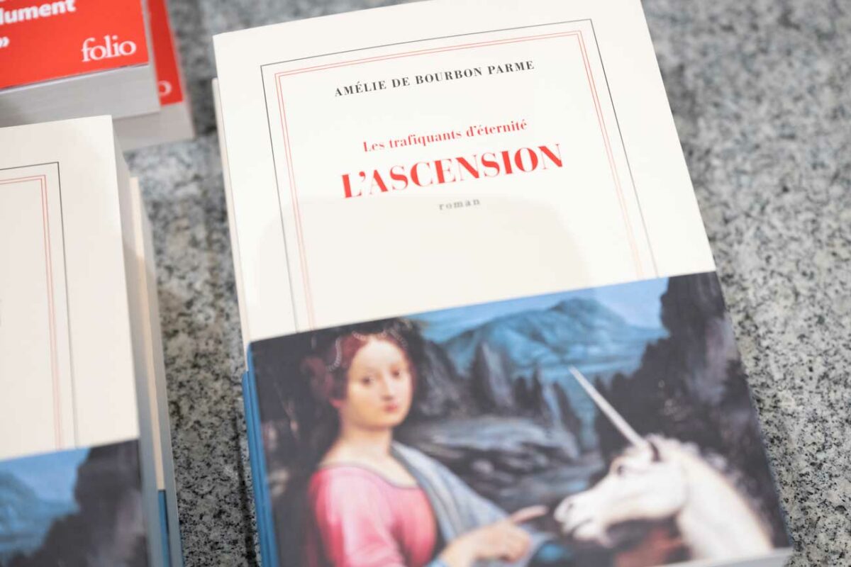 Amélie de Bourbon-Parme dédicace la suite de sa trilogie consacrée à