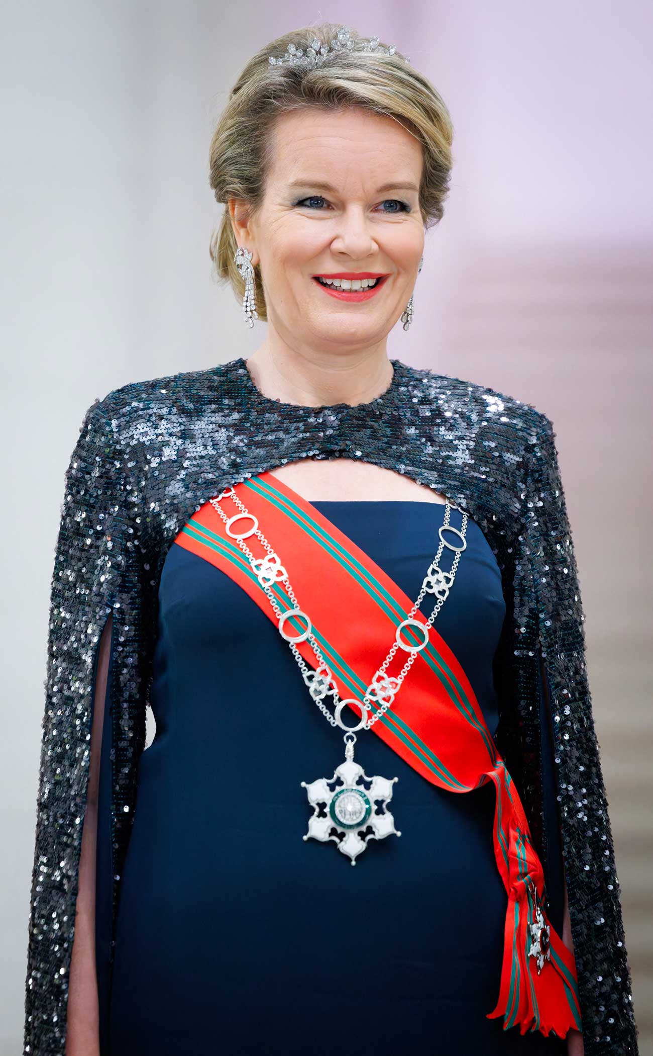 La reine Mathilde porte le délicat diadème Wolfers et le roi Philippe ...