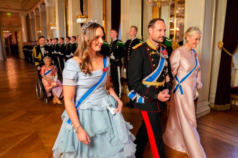 La princesse Ingrid Alexandra porte le diadème de sa majorité et les