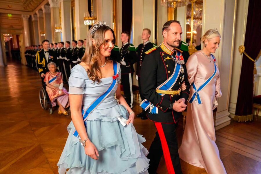 La princesse Ingrid Alexandra porte le diadème de sa majorité et les