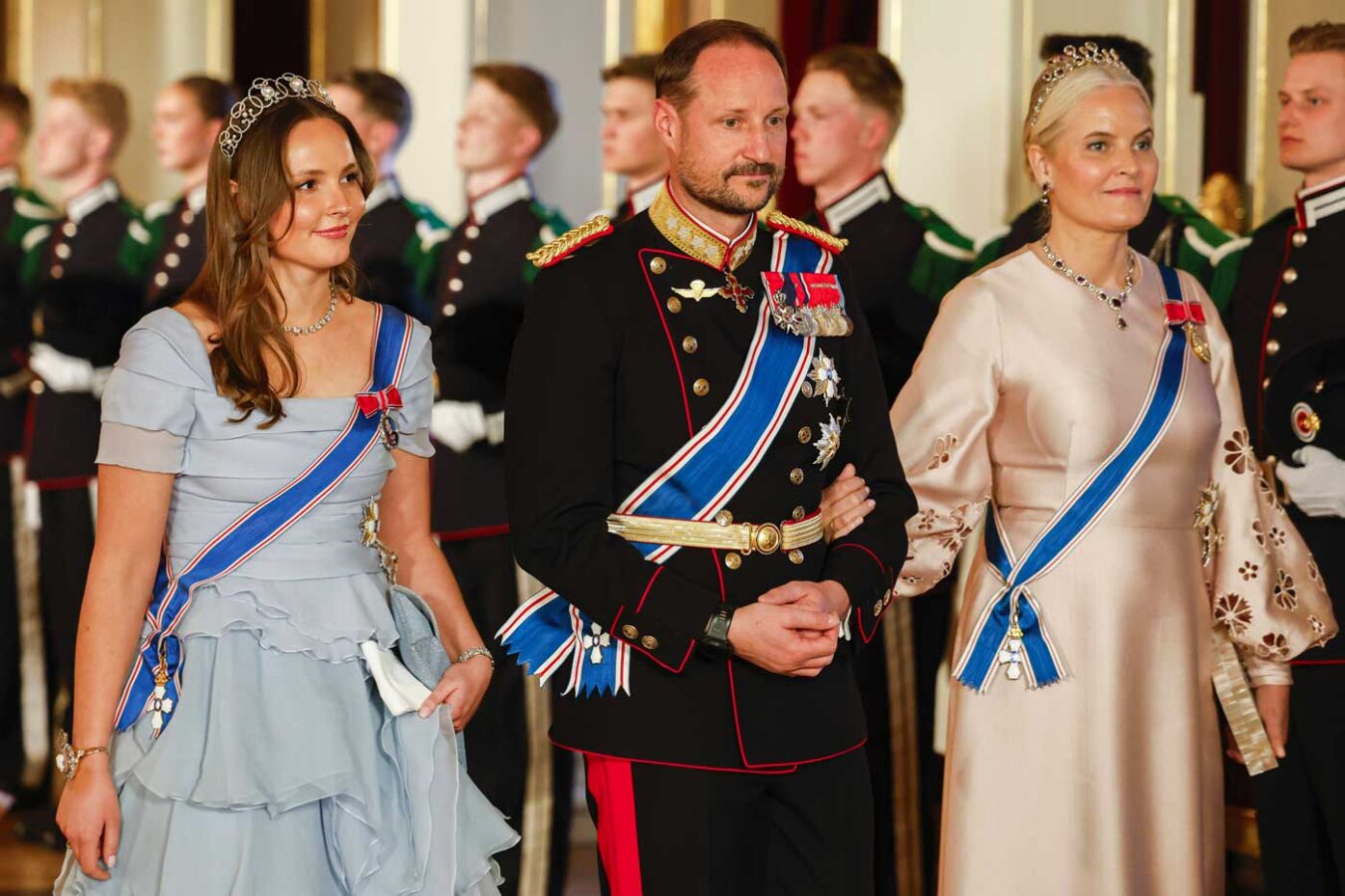 La princesse Ingrid Alexandra porte le diadème de sa majorité et les