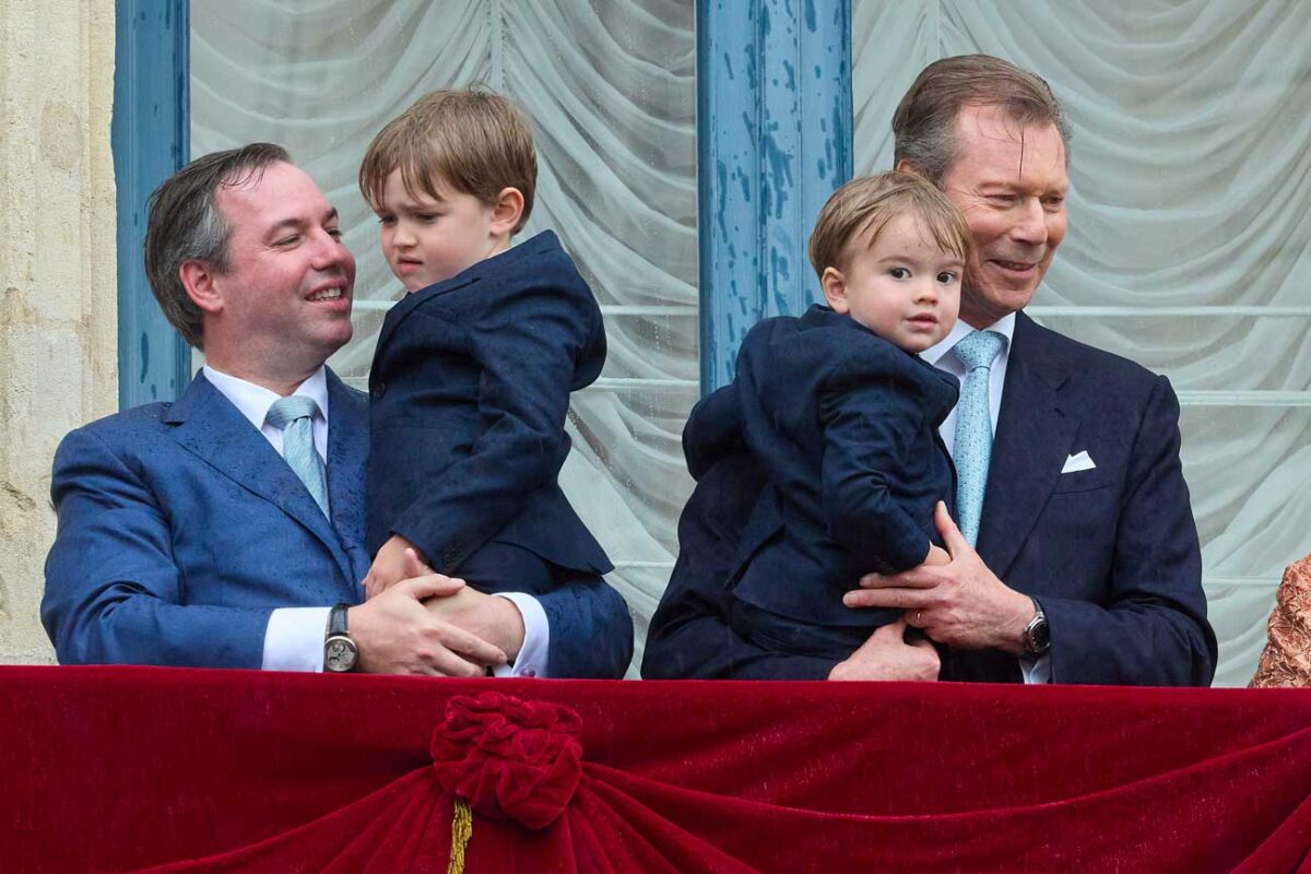 Le Grand-Duc, la Grande-Duchesse et leurs descendants au balcon du