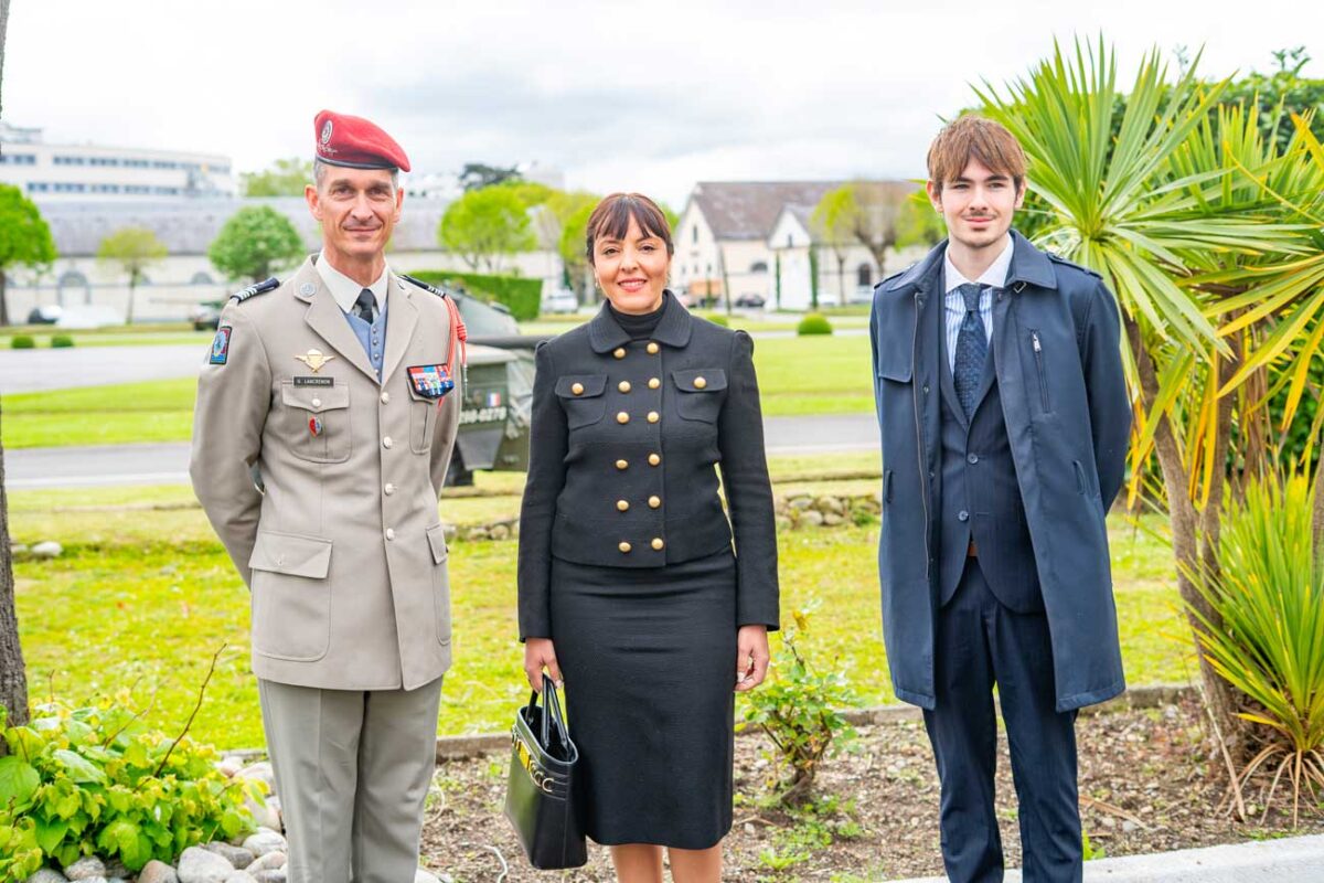 La Princesse Yasmine Murat En Visite Aupr s Des Hussards Parachutistes la-princesse-yasmine-murat-en-visite-aupr-s-des-hussards-parachutistes