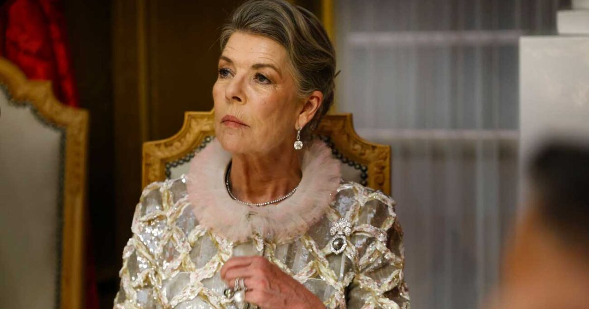La princesse Caroline assiste telle une reine de la Renaissance au dîner  d'État en l'honneur d'Emmanuel Macron