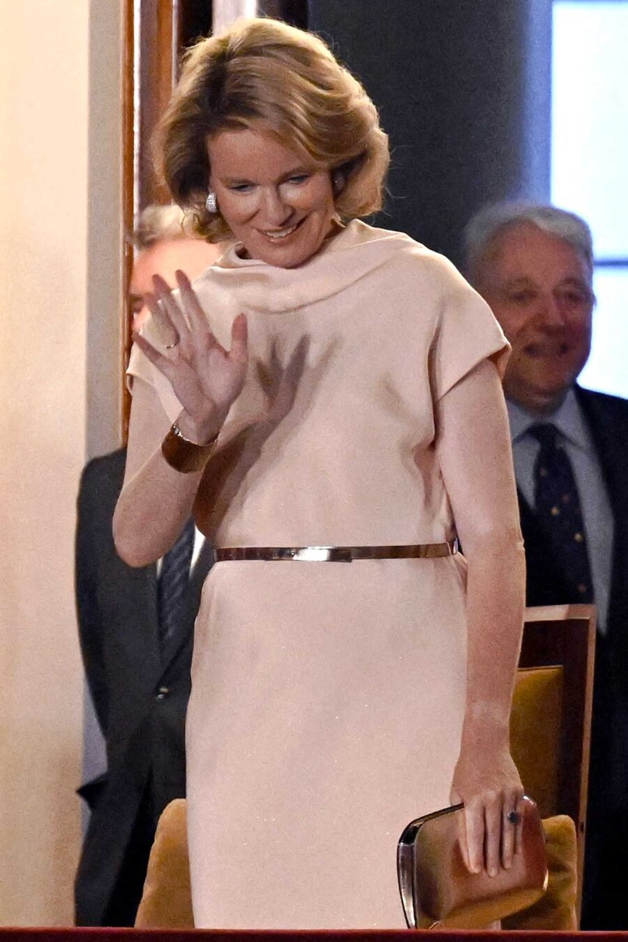 Robe Mathilde La reine Mathilde dans une élégante robe Armani pour assister aux ...